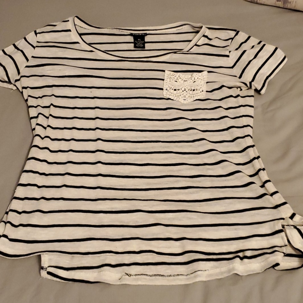 Striped tshirt with lace pocket